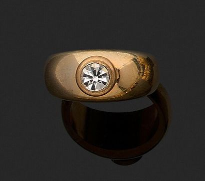 null Gold ring set with a white stone. Gross weight 10.07 g and solitaire ring in...