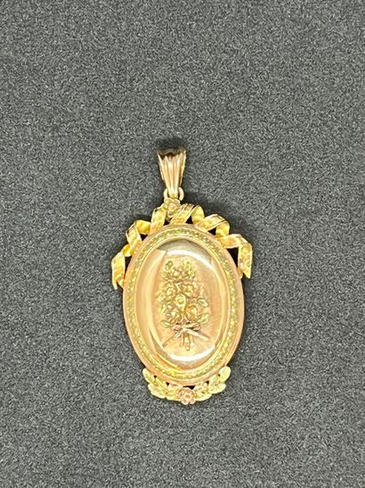 null Three-tone 18K gold 750‰ cassolette pendant centered with a bouquet motif. Small...
