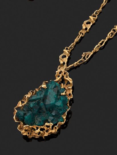 null Important pendant (which can be worn as a brooch) decorated with a dioptase,...