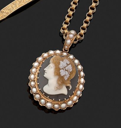 null Neo-Antique set in 18K yellow gold 750‰ of the 20th century comprising a cameo...