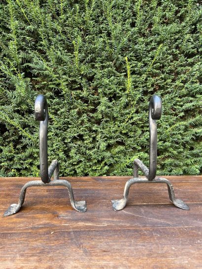null Pair of andirons, 20th century

In wrought iron

H. 34, L. 29 cm