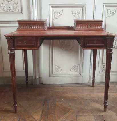 Small desk with step in the Louis XVI style

It...