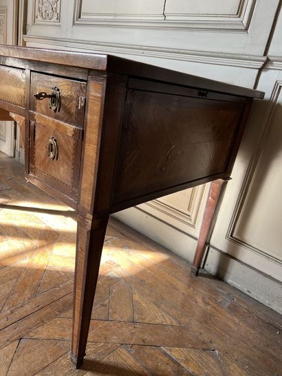 null Flat desk in the Louis XVI style 

It rests on sheath feet

H. 75, L. 129, L....