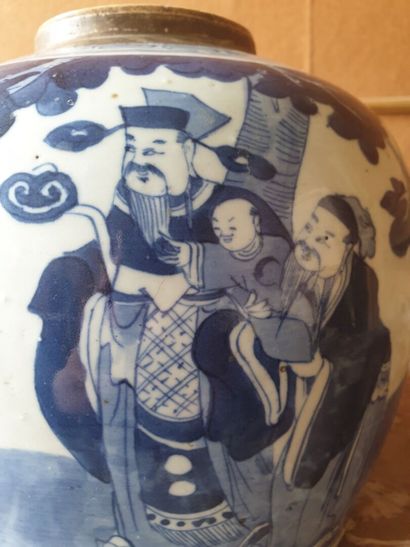 null CHINA, 18th century

Covered pot decorated with characters in blue and white

H.24,5...