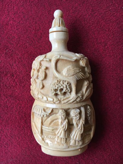 CHINA, early 19th century

Ivory snuffbox...