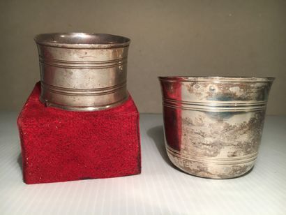 null PUIFORCAT

Goblet and napkin ring in silver mint mark

A molding of nets. Box.

Weight...