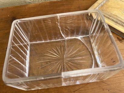 null Crystal cookie box and its tray, silver setting Minerve mark.

Figured, decorated...