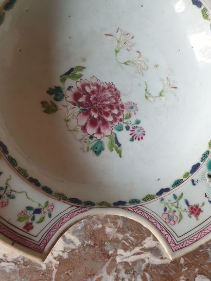 null CHINA, late 18th century

Pink family bearded dish

Chips and restorations

D.27...
