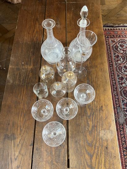 null HANDKERCHIEF of various glassware (flasks, cups, two decanters...)