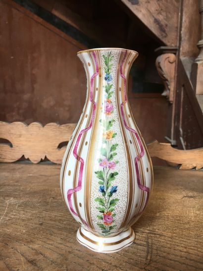 null In the taste of Sevres

Porcelain vase, with polychrome decoration of flowers...