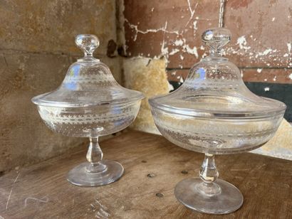 null Pair of crystal jam jars cut XIXth century.

Of round form, they rest on a ...