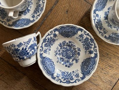 null England Windsor East, 19th century

Four earthenware cups and saucers decorated...
