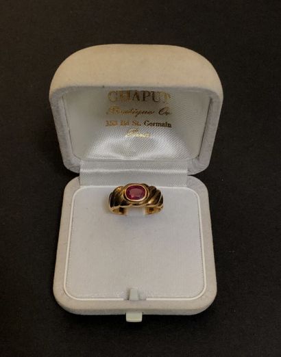 null Gold ring set with an oval ruby

Weight: 4.4 grams. Size 52,5.