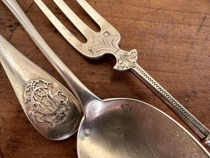 null Lot in silver minerva mark including five spoons, a cake fork.

Weight : 141...