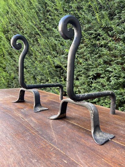 null Pair of andirons, 20th century

In wrought iron

H. 34, L. 29 cm