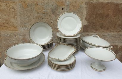 null LIMOGES, XXth century

Service including : 

- 17 plates

- 6 dessert plates

-...