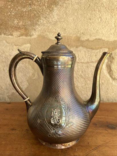 null Teapot in silver Minerve mark.

With guilloche decoration, figured in a cartouche.

Weight...