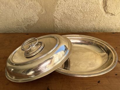 null Covered vegetable dish in English silver, early 20th century.

Oval, decorated...