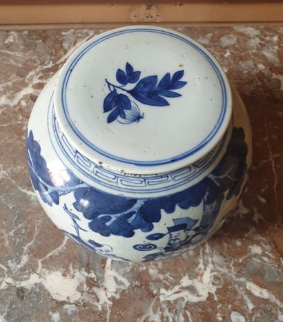 null CHINA, 18th century

Covered pot decorated with characters in blue and white

H.24,5...