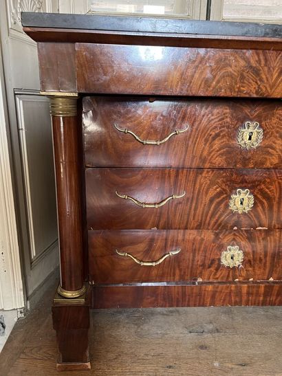 null Mahogany and mahogany veneer chest of drawers in the Empire style

H. 86, L....