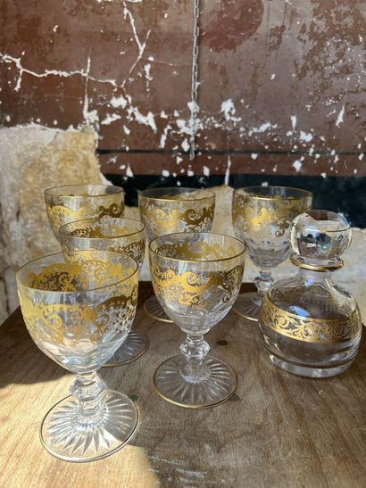null Saint Louis

Part of service of crystal glass, engraved and gilded.

It includes...