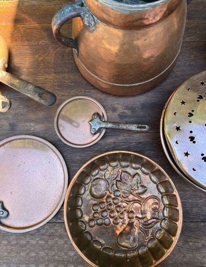 null Large lot of copperware, 19th century including: cake pans, basin, pots, kettle,...