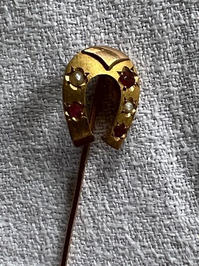 Gold tie pin early XXth century

Decorated...