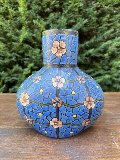 Vase en verre émaillé bleu à décor de fl...