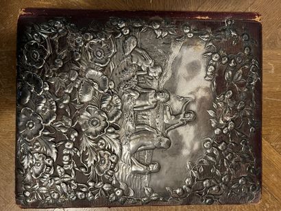 null Book cover in leather and English silver

Decorated with flowers and children...