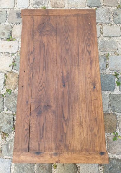null Table basse en chêne, XXème siècle

H. 49,5 L.95 L.51 cm