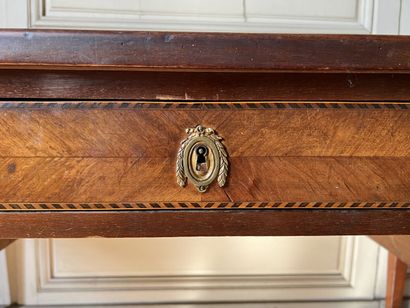 null Flat desk in the Louis XVI style 

It rests on sheath feet

H. 75, L. 129, L....