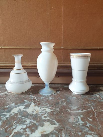Lot de trois vases en opaline

H.20, 19,5,...