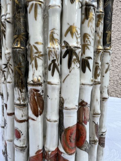 null Pair of Satsuma porcelain vases, 19th century

With bamboo and birds decoration....