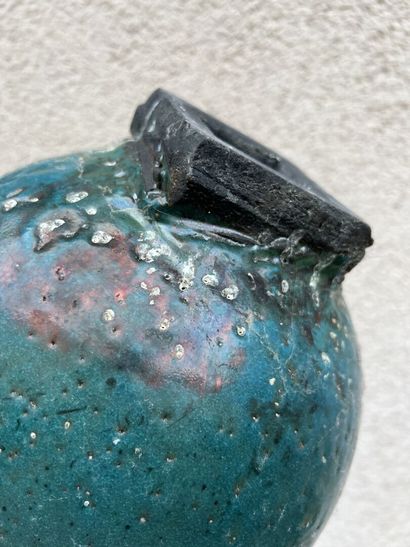 null Blue earthenware ball vase, Japan. 

H 30