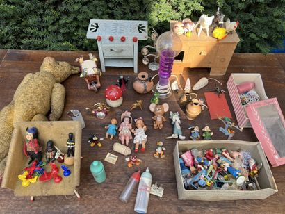 null Fort lot de poupées, figurines de BD, animaux en tôle à remontoir mécanique,...