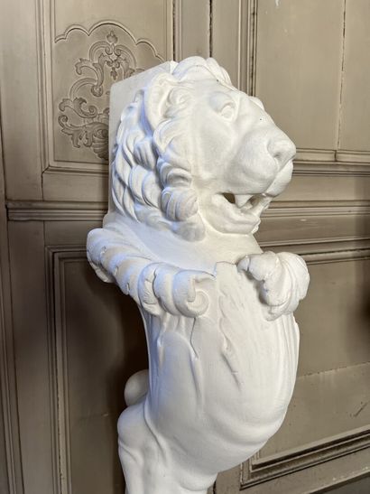 null Lion in plaster forming a console 

H. 112 cm