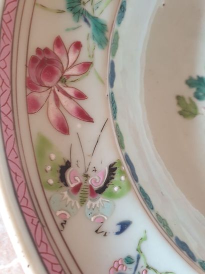 null CHINA, late 18th century

Pink family bearded dish

Chips and restorations

D.27...