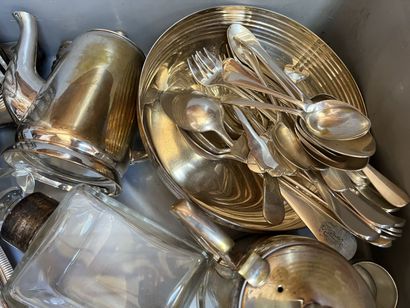 null MANNETTE of silver plated metal including a huilier, a sauce boat, dishes and...