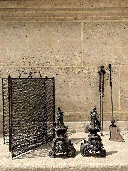 null Paire de chenets et instruments de feu, style Louis XV