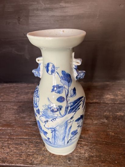 CHINE, XIXème

Vase balustre à décor d'oiseaux...