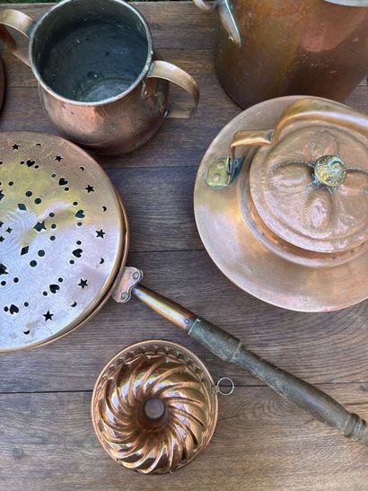 null Large lot of copperware, 19th century including: cake pans, basin, pots, kettle,...