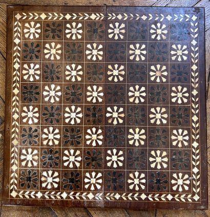 null Chessboard, end of the XIXth, beginning of the XXth century

In its marquetry...