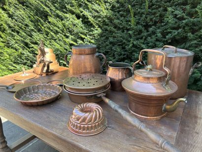 null Large lot of copperware, 19th century including: cake pans, basin, pots, kettle,...