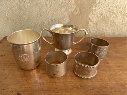 null Lot in silver Minerve mark including :

Three napkin rings, two kettledrums,...