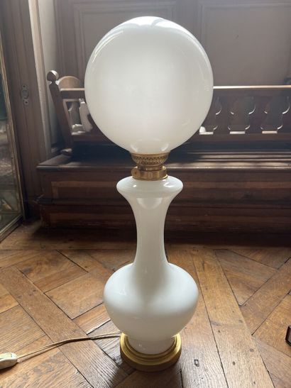 Lampe en opaline XXème siècle 

H. 70 cm

On...
