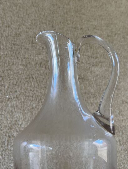 null Pair of glass decanters, 19th century

H. 25 cm



Small crack