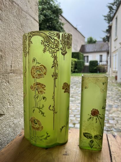 null Two green enamelled glass vases, early 20th century 

Decorated with flowers...