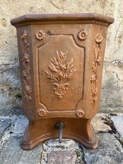 null Fountain in sandstone. Missing lid.