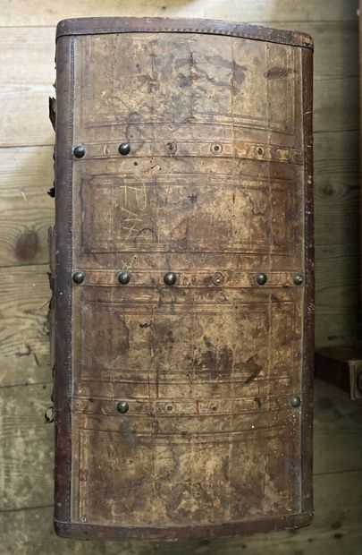 null Canvas and leather trunk from the Napoleon III period 

H. 41, L. 85, D. 45...