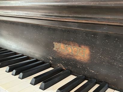 null Piano quart de queue de marque Pleyel en palissandre, fin du XIXe siècle.

Numéroté...